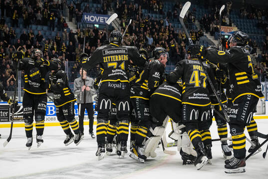 AIKs spelare jublar