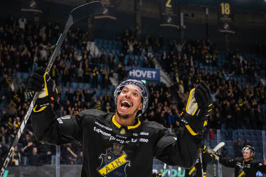 AIKs Oscar Nord jublar