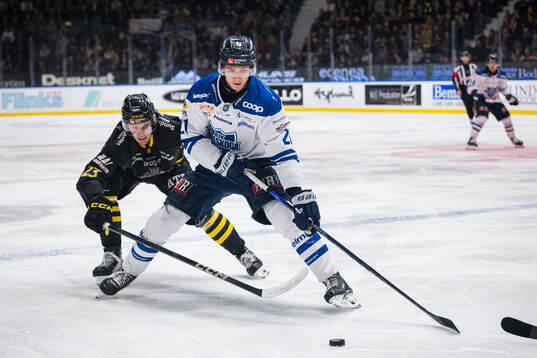 AIKs Oliver Tärnström och Karlskogas Christoffer Jansson