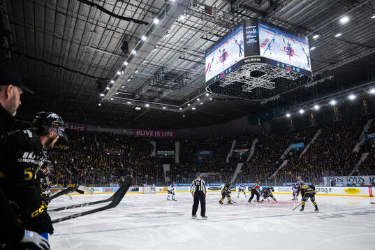 AIKs och Karlskogas spelare