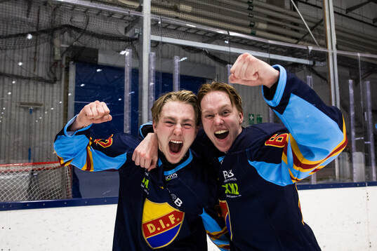 Djurgårdens Wilson Björck och Melvin Wersäll jublar