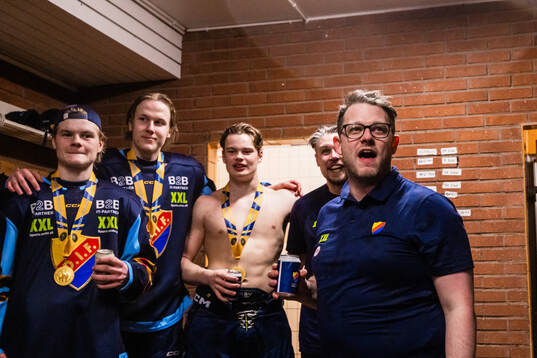 Djurgårdens tränare Martin Linder Öst jublar