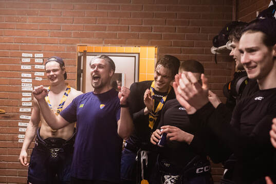 Djurgårdens spelare och ledare jublar