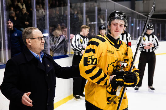 Skellefteås Leo Sundqvist deppar bredvid Peter Forsberg,