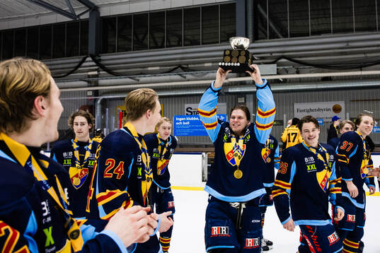 Djurgårdens Calle Holmberg jublar med pokalen