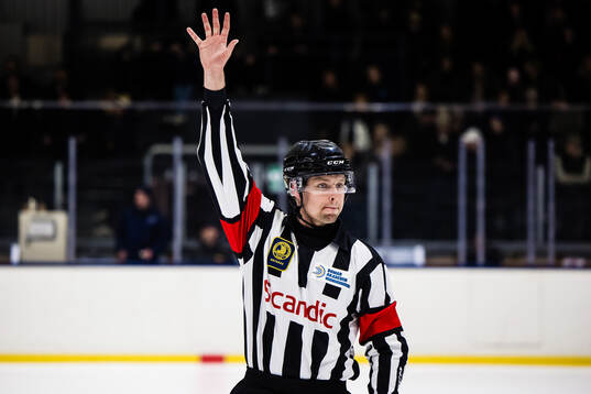 Huvuddomare Robin Forslund  i aktion
