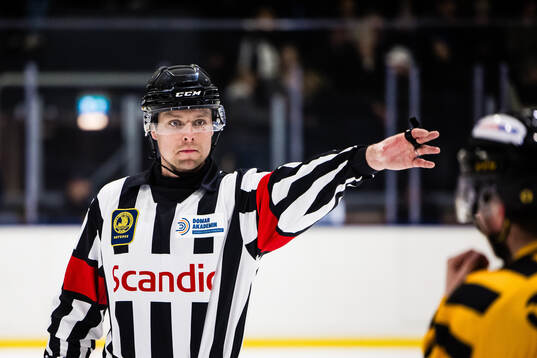 Huvuddomare Robin Forslund  i aktion
