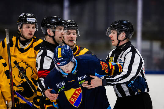 Huvuddomare Robin Forslund och linjedomare  i aktion