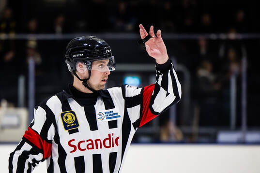 Huvuddomare Robin Forslund  i aktion
