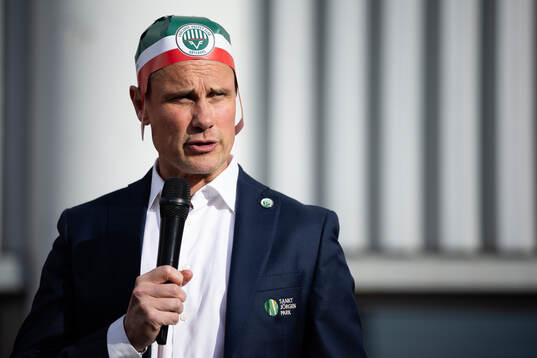 Frölundas tränare Roger Rönnberg pratar med supportrar