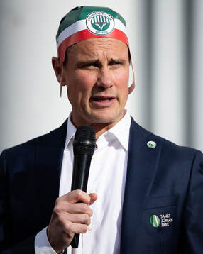 Frölundas tränare Roger Rönnberg pratar med supportrar