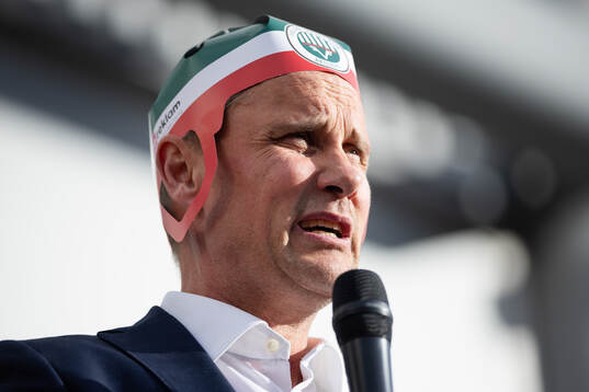 Frölundas tränare Roger Rönnberg pratar med supportrar
