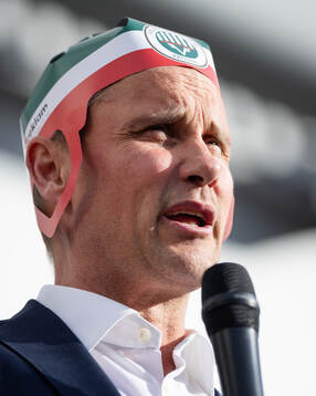 Frölundas tränare Roger Rönnberg pratar med supportrar