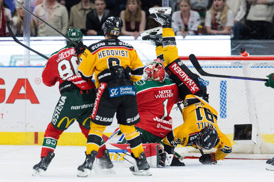 Frölundas målvakt Lars Johansson och Luleås Brian O'neil