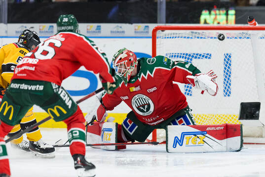Luleås Linus Omark gör 2-3 på Frölundas målvakt Lars