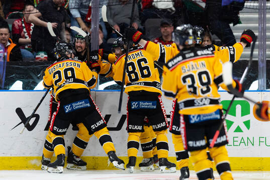Luleås Linus Omark jublar med lagkamrater