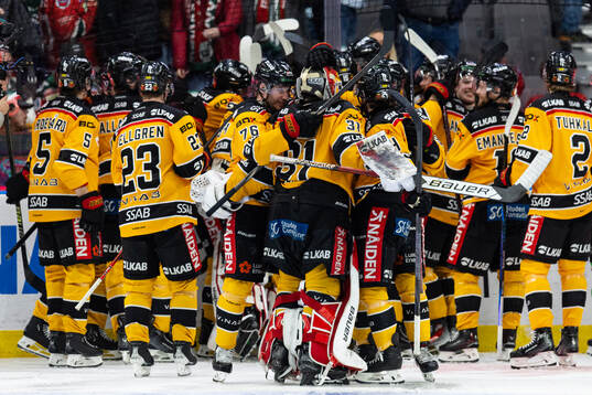Luleås Linus Omark jublar med lagkamrater
