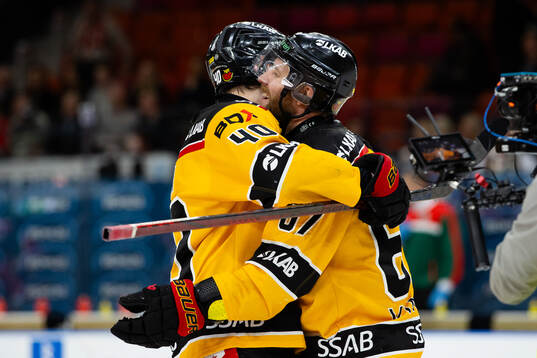 Luleås Linus Omark jublar ihop med David Lilja