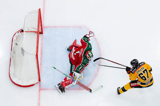 Luleås Linus Omark skjuter det avgörande 2-3 målet på