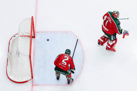 Frölundas målvakt Lars Johansson och Christian Folin
