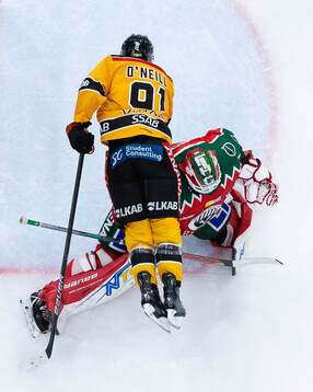 Luleås Brian O'neil och Frölundas målvakt Lars Johansson