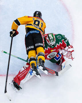 Luleås Brian O'neil och Frölundas målvakt Lars Johansson