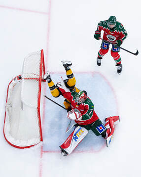 Luleås Brian O'neil och Frölundas målvakt Lars Johansson