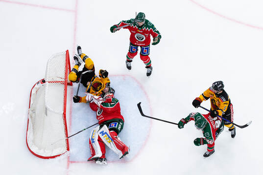 Luleås Brian O'neil och Frölundas målvakt Lars Johansson