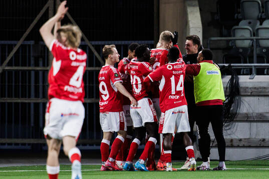 Kalmars Lars Sætra jublar med lagkamrater