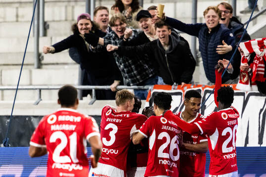 Kalmars Awaka Franck Aurelien Djoro jublar med lagkamrater