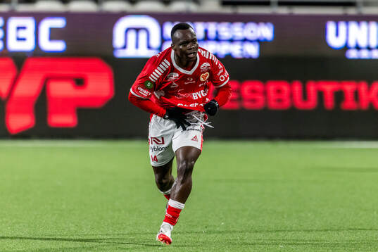 Kalmars Awaka Franck Aurelien Djoro har gjort 1-3 och jublar