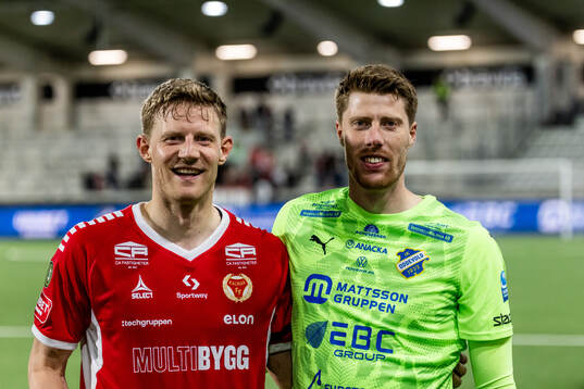 Kalmars Lars Sætra och Oddevolds målvakt Morten Sætra