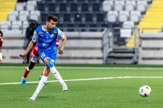 Oddevolds Rasmus Wiedesheim-Paul skjuter in 1-1 på straff