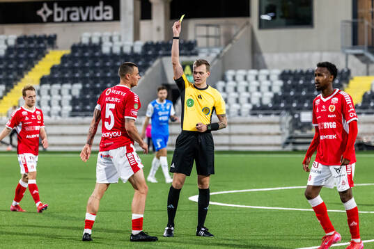 Domare Fredrik Alknäs ger Kalmars Melker Hallberg gult kort