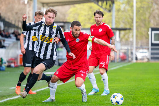 Landskronas Adam Egnell och Utsiktens Malkolm Moenza