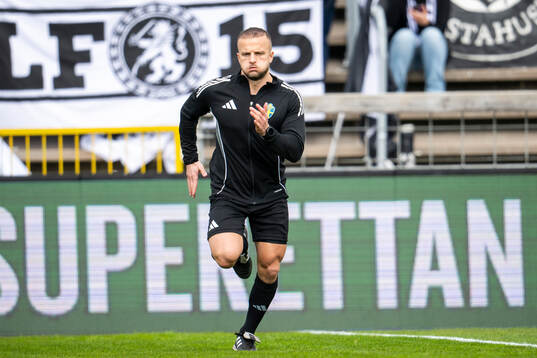 Domare Rinon Hasani värmer upp
