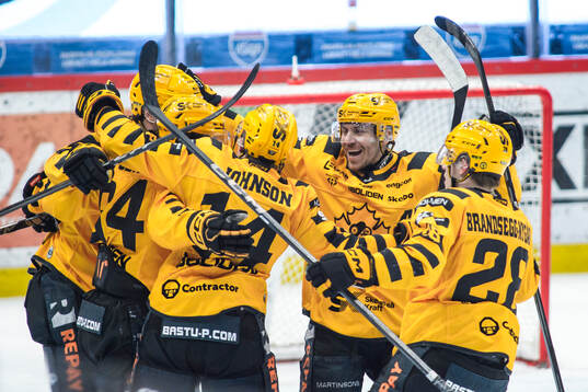 Skellefteås Andreas Johnson jublar med lagkamrater