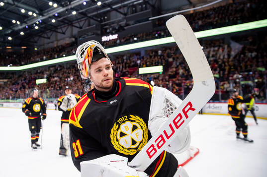 Brynäs målvakt Erik Källgren jublar