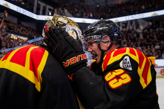 Brynäs Erik Källgren och Jakob Silfverberg jublar