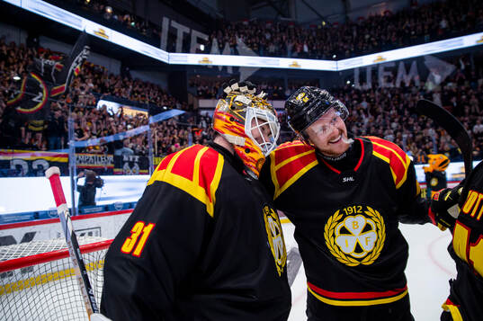Brynäs Erik Källgren och Jacob Bengtsson jublar