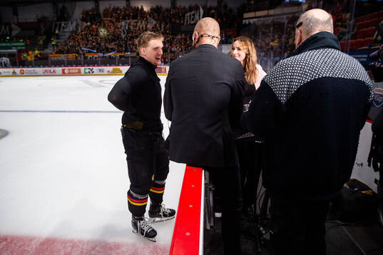 Brynäs Jakob Silfverberg blir intervjuad av TV4s Sanny