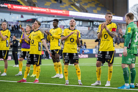 Elfsbors Niklas Hult jublar med lagkamrater