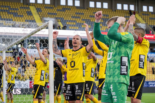 Elfsborgs Frederik Ihler jublar med lagkamrater