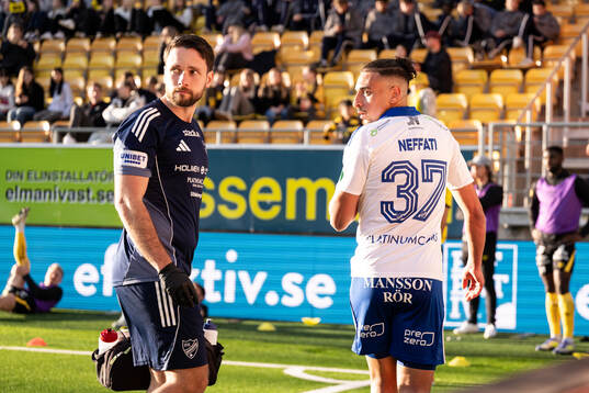 IFK Norrköpings Moutaz Neffati lämnar planen