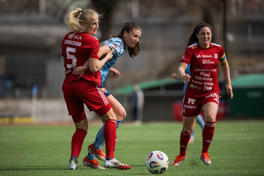 Piteås Wilma Carlsson och Djurgårdens Pauline Hammarlund