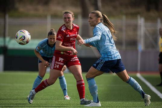 Piteås Emily Gray och Djurgårdens Ebba Hed