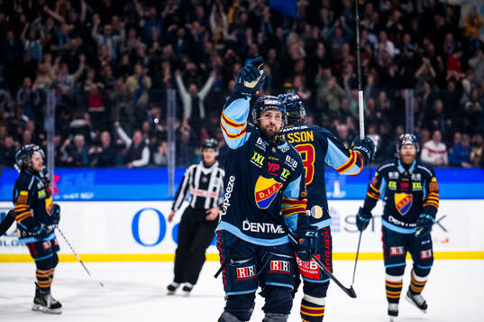 Djurgårdens Marcus Krüger jublar med lagkamrater