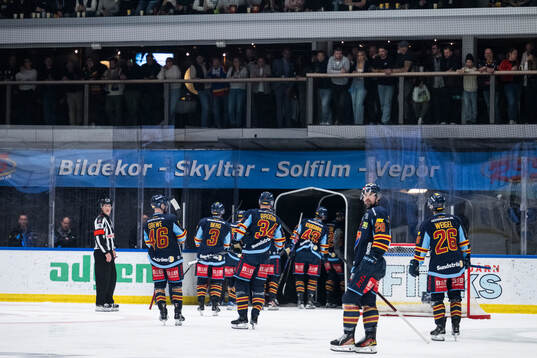 Spelarna lämnar isen vid ett spelavbrott