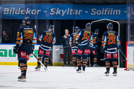 Spelarna lämnar isen vid ett spelavbrott