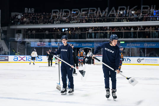 Föremål på isen skyfflas bort